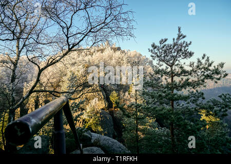 Sächsische Schweiz im Winter in der Nähe von Schmilka. Tolle Farben bei Sonnenuntergang. Stockfoto