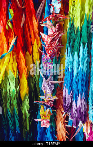 Bunte Papier Krane bei der Children's Memorial Peace Park in Hiroshima, Japan Stockfoto