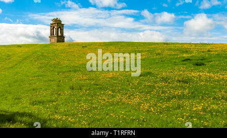 Ein Monument, das sich in der National Trust Downhill Domesne Nordirland Stockfoto