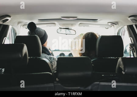 Die Paare der junge Mann und die Frau im Auto mit der Karte auf Papier. Reisen Love Story Stockfoto