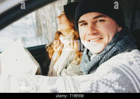 Das glückliche Paar junger Mann und eine Frau im Auto mit der Karte auf Papier. Reisen Love Story Stockfoto