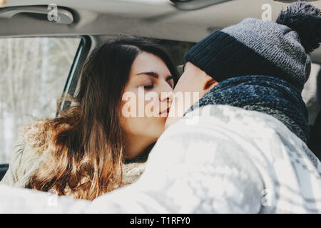 Das küssen paar junge Mann und Frau im Auto mit der Karte auf Papier. Reisen Love Story Stockfoto
