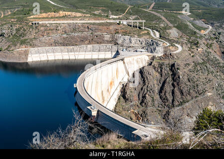 Die Atazar Reservoir und Damm in der Bergkette von Madrid Stockfoto