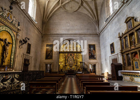 Sept 2018 - Segovia, Castilla y Leon, Spanien - eine kleine Kapelle im inneren der Kathedrale von Segovia. Es war die letzte gotische Kathedrale in Spanien gebaut, durin Stockfoto