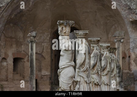 Rom, Italien, 3. MÄRZ 2019: karyatiden Statuen entlang des Kanals von Canopus, Hadrian's Villa, Tivoli, Latium Stockfoto