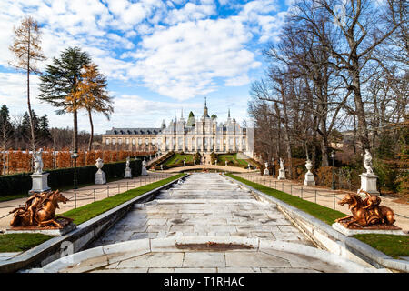 Dez 2018 - La Granja de San Ildefonso, Segovia, Spanien - Fuente de La Cascada Nueva und den Königlichen Palast im Herbst. Der königliche Palast und die Ga Stockfoto