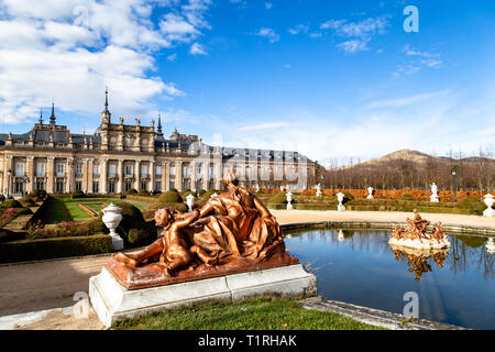Dez 2018 - La Granja de San Ildefonso, Segovia, Spanien - Fuente de Anfitrite in die Gärten des königlichen Palastes im Herbst. Der königliche Palast und seine gar Stockfoto
