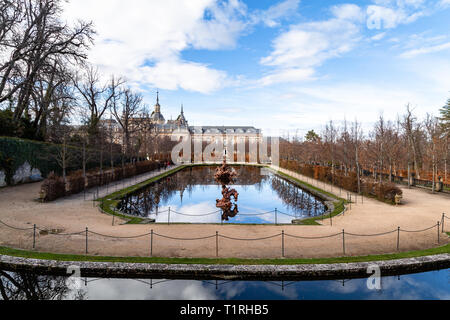Dez 2018 - La Granja de San Ildefonso, Segovia, Spanien Aussicht von Fuente de la Carrera de caballos und Royal Palace im Herbst. Der königliche Palast und die Ga Stockfoto