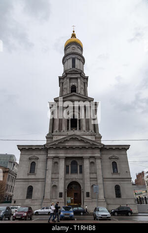 Dez 2017, Charkiw, Ukraine: Die Annahme, oder 1352 Kathedrale, mit einem 90-m-Turm ist das höchste in Charkow. Es war die Hauptkirche von Kharki Stockfoto