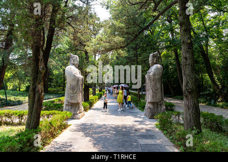 Mai 2017, Nanjing, Jiangsu, China: Touristen zu Fuß entlang der heilige Weg in die Ming Xiaoling Mausoleum auf dem Berg Zijin. Ming Xiaoling ist ein UNESCO Worl Stockfoto