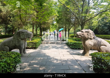 Mai 2017, Nanjing, Jiangsu, China: Touristen zu Fuß entlang der heilige Weg in die Ming Xiaoling Mausoleum auf dem Berg Zijin. Ming Xiaoling ist ein UNESCO Worl Stockfoto