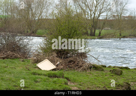 Schmutz wusch nach einem Hochwasser Stockfoto