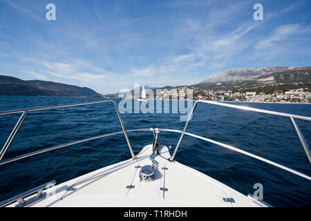 Segeln in Kotor, Montenegro Stockfoto