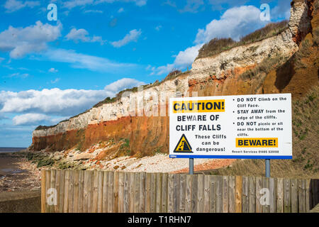 Wegweiser Warnung der Küstenerosion in Hunstanton Klippen, North North Coast, England, UK. Stockfoto