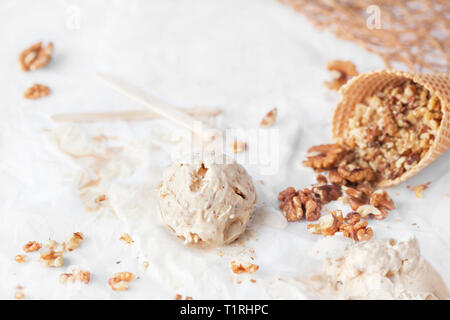 Honig und gefrorener Joghurt Eis mit Walnüssen Stockfoto
