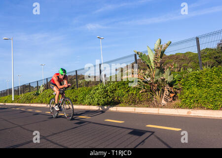 Triathlon nationalen Champs Durban, Südafrika - März 24, 2019: Athlet radfahren Action morgen Kurs zweite Bein des triathlon Rennen. Stockfoto