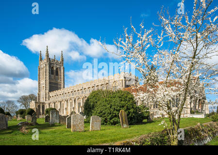 Kirche der Heiligen Dreifaltigkeit im Frühjahr, in dem Dorf Long Melford, Suffolk, East Anglia, Großbritannien. Stockfoto