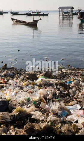 Kunststoff Verschmutzung an einem Strand in Kambodscha Stockfoto