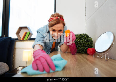 Übertragung zufrieden nach der Dame, die sich mit der Reinigung in Ihrer Wohnung Stockfoto