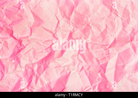 Textur von zerknittertes Papier. Trendy rosa Hintergrund. Stockfoto