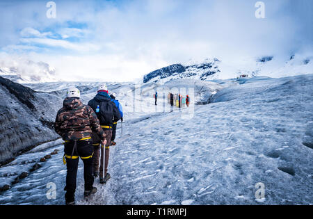 Gruppe von Bergsteigern auf verschneiten Berg in Island Stockfoto