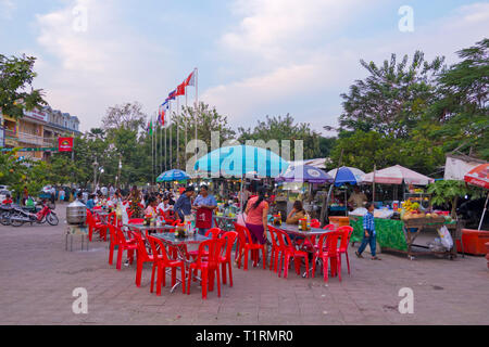 Nachtmarkt, Abendessen, Riverside, in Battambang, Kambodscha, Asien Stockfoto