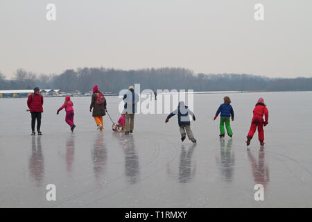 Kinder, Jugendliche und Erwachsene mit Schlittschuhlaufen auf dem See Nieuwe Meer Amsterdam in den Niederlanden. Stockfoto