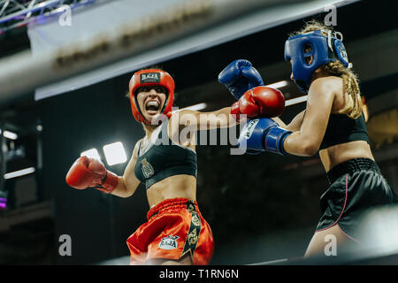 Zwei weibliche muay-Thai Kämpfer bei einem Wettbewerb in Bangkok, Thailand Stockfoto