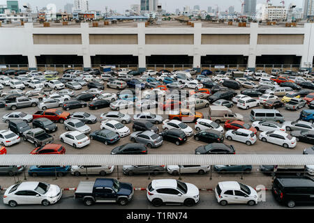 Hohen winkel Blick auf parkende Autos auf einem Parkplatz Stockfoto