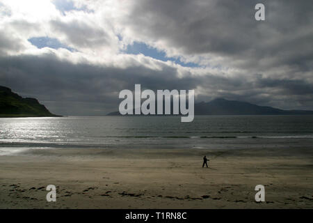 Eine einsame Gestalt practices tai Chi auf dem Sand bei laig Bucht auf der Hebriden Insel Eigg an der schottischen Westküste, wie die Sonne untergeht, an einem Sommerabend. Stockfoto