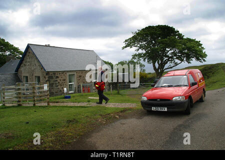 Postman John cormack liefert die Mail an die einzige Grundschule auf der Hebriden Insel Eigg. Die Insel Eigg war eine Kette von Inseln, die Lüge der schottischen Westküste und wurde von einem staatlichen lifeline Service vom Festland aus erreichbar. Die Bewohner auf Eigg organisierte eine Buy-out der Insel in den späten 1990er und nahm es in gemeinschaftlichen Eigentums... Stockfoto