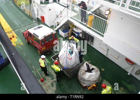 Die Crew der Caledonian MacBrayne Fähren Loch Nevis mail und Lieferungen von Mallaig gebracht auf dem schottischen Festland unload, um den Hebriden Insel Eigg. Stockfoto