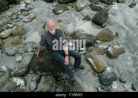 John cormack dargestellt am Strand des Laig Bay, in der Nähe von seinem Haus in den letzten 25 Jahren auf den Hebriden Insel Eigg. Herr Cormack hat zwei regulären Jobs auf der Insel, wo er für die fährgesellschaft Caledonian MacBrayne helfen Docking die Boote funktioniert und ist briefträger der Insel. Stockfoto