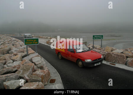 John cormack fährt mit seinem Royal Mail van zum Pier in Galmisdale auf der Hebriden Insel Eigg die eingehenden Fähre von Mallaig zu erfüllen. Dies ist einer von zwei reguläre Arbeitsplätze Herr Cormack's auf der Insel, wo er arbeitet auch für die fährgesellschaft Caledonian MacBrayne hilft das Andocken der Boote. Stockfoto