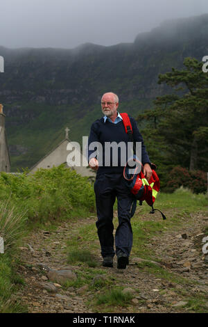 Postman John cormack liefert die Mail an laig Bucht auf der Hebriden Insel Eigg. Die Insel Eigg war eine Kette von Inseln, die Lüge der schottischen Westküste und wurde von einem staatlichen lifeline Service vom Festland aus erreichbar. Die Bewohner auf Eigg organisierte eine Buy-out der Insel in den späten 1990er und nahm es in gemeinschaftlichen Eigentums... Stockfoto