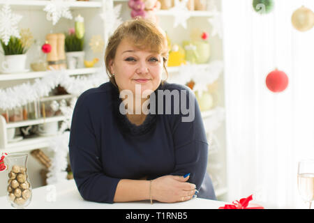 Fett Frau mittleren Alters in der Küche Stockfoto