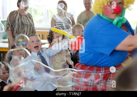 Belarus, Gomel, November 9, 2017. Gomel Kinder. Kinder auf dem Fest. Seifenblasen zeigen. Children's Party. Zum Platzen der Seifenblase Stockfoto