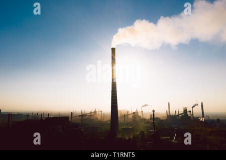 Industrielle Landschaft mit starker Verschmutzung durch eine große Fabrik produziert Stockfoto