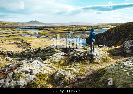 Junge Frau im Majestic isländische Landschaft suchen Stockfoto