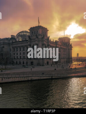 Berlin City bei Sonnenuntergang in einem anderen Blick, der Architektur einen Hauch Natur Stockfoto