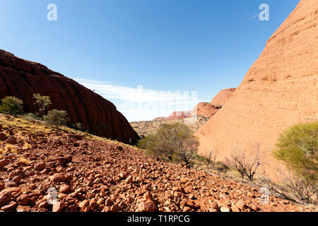 Blick auf einen Abschnitt aus dem Tal der Winde im Kata Tjuṯa, im Uluru-Kata Tjuṯa National Park, Northern Territory, Australien Stockfoto