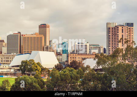 Adelaide, Südaustralien - September 24, 2017: Adelaide City Skyline vom Oval über Elder Park an einem bewölkten Tag gesehen Stockfoto