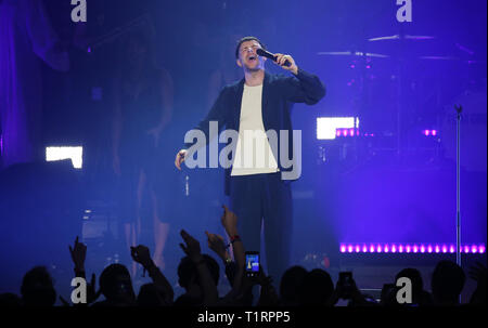 Tom Grennan führt an den Teenage Cancer Trust Konzert, Royal Albert Hall, London. PRESS ASSOCIATION. Bild Datum: Mittwoch, 27. März 2019. Siehe PA Geschichte SHOWBIZ TCT. Photo Credit: Isabel Infantes/PA-Kabel Stockfoto