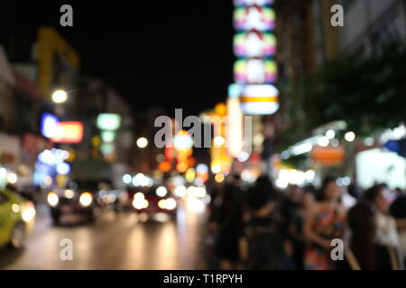 Unscharfer Hintergrund Nacht Stadt Straße, Fahrbahn, Auto leuchtet. Travel Concept: Bokeh Licht Stockfoto