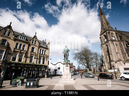 Sir Robert Peel Statue mit der Pfarrkirche St. Maria, der Jungfrau, im Hintergrund. Bury, Lancashire. Stockfoto