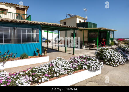 Kleine Häuser von Fischern ist eine Gruppe von 31 Häusern dauerhaft ganzjährig bewohnt, ist erstaunliche Architektur, Alboraya, Valencia Spanien Strandhaus Stockfoto