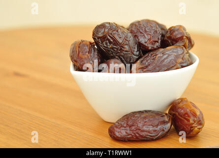 Israelische Termine von Medjoul Sortieren - die üppige und leckere Termine mit einem Glas Milch. Stockfoto