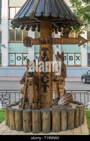 Brest, Belarus - Juli 30, 2018: Zahlen der Tiere aus Holz geschnitzt, auf der Straße von Brest. Stockfoto