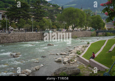 Die schönste Promenade in Meran ist jedoch der Tappeiner Weg. Auf dem Weg werden Sie die typischen Südtiroler historischen Bauen bewundern. Stockfoto