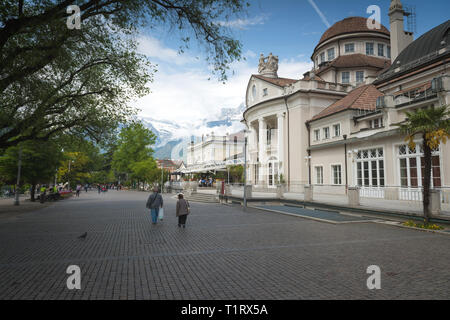 Die schönste Promenade in Meran ist jedoch der Tappeiner Weg. Auf dem Weg werden Sie die typischen Südtiroler historischen Bauen bewundern. Stockfoto